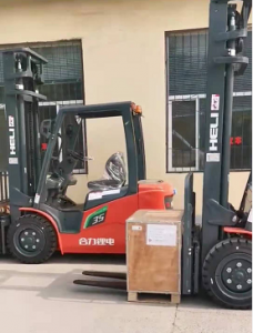 石家莊合力叉車:客戶訂貨發(fā)車兩臺鋰電叉車